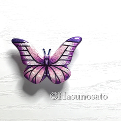 ピンクパープルな蝶 の ブローチ/帯留め 【陶器風 手描き 石塑粘土アクセサリー】 1枚目の画像