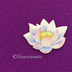 淡い色合いの蓮 の 帯留め/ブローチ  【陶器風 石塑粘土アクセサリー】ロータス Lotus 夏の花 2枚目の画像