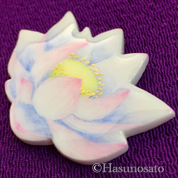 淡い色合いの蓮 の 帯留め/ブローチ  【陶器風 石塑粘土アクセサリー】ロータス Lotus 夏の花 4枚目の画像