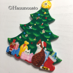 クリスマスツリーと猫 の オーナメント【陶器風 手描き石塑粘土アクセサリー】冬 クリスマス 猫 3枚目の画像