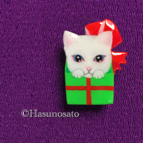 <アウトレット価格> プレゼントの箱を開けちゃった白猫 の 帯留め/ブローチ 【陶器風 石塑粘土アクセサリー】 2枚目の画像