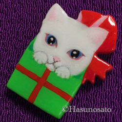 <アウトレット価格> プレゼントの箱を開けちゃった白猫 の 帯留め/ブローチ 【陶器風 石塑粘土アクセサリー】 5枚目の画像
