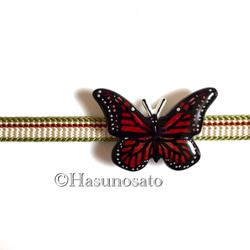 赤い蝶 の ブローチ/帯留め 【陶器風 石塑粘土アクセサリー】 1枚目の画像