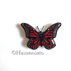 赤い蝶 の ブローチ/帯留め 【陶器風 石塑粘土アクセサリー】 2枚目の画像