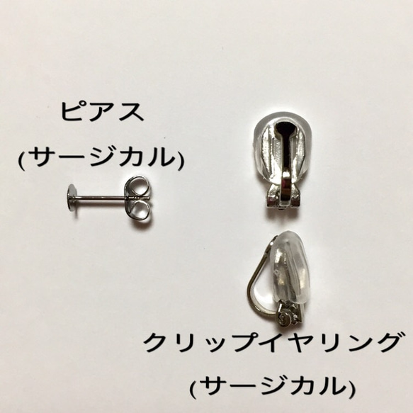 小ぶりな ビオラ(パンジー) の ピアス／イヤリング (白系)【陶器風 石塑粘土アクセサリー】春 ビオラ パンジー 5枚目の画像