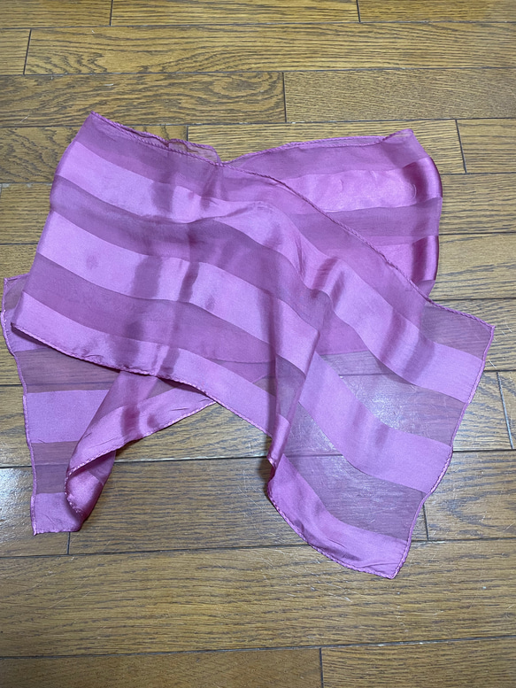 <草木染>お値下げしました。びわの葉×蘇芳染シルクサテンとシルクシフォンのストール送料無料 3枚目の画像