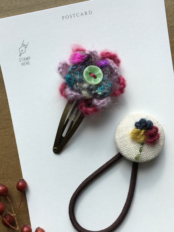 kids モヘア花モチーフパッチピン&刺繍のヘアゴム 2枚目の画像