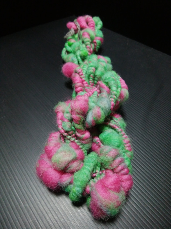 手紡ぎアートヤーン　ピンク×グリーンのぽこぽこ糸　数量限定在庫のみ 1枚目の画像