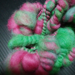 手紡ぎアートヤーン　ピンク×グリーンのぽこぽこ糸　数量限定在庫のみ 2枚目の画像