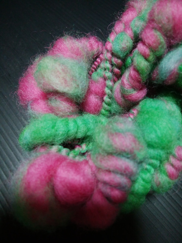 手紡ぎアートヤーン　ピンク×グリーンのぽこぽこ糸　数量限定在庫のみ 2枚目の画像