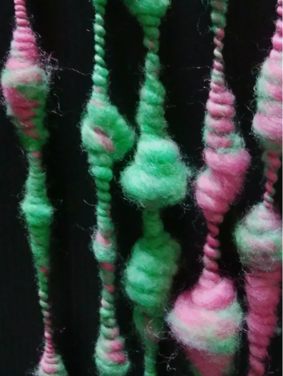 手紡ぎアートヤーン　ピンク×グリーンのぽこぽこ糸　数量限定在庫のみ 3枚目の画像