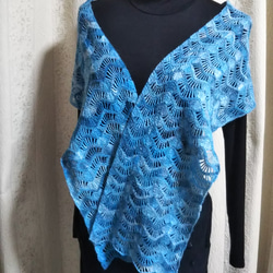手紡ぎ手編み かぎ針透かし模様のストール  ブルー【送料無料】オールシーズン使えます 5枚目の画像