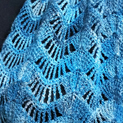 手紡ぎ手編み かぎ針透かし模様のストール  ブルー【送料無料】オールシーズン使えます 6枚目の画像