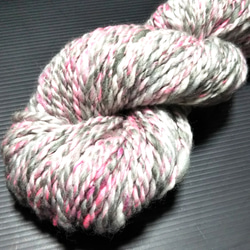 手紡ぎ毛糸　モノトーンプラス ピンク系　80ｇメリノカラーミックス 1枚目の画像