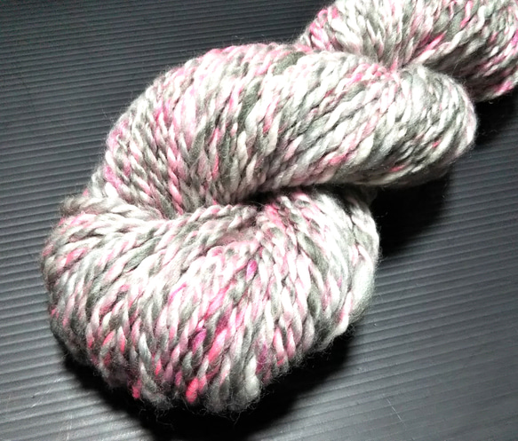 手紡ぎ毛糸　モノトーンプラス ピンク系　80ｇメリノカラーミックス 1枚目の画像