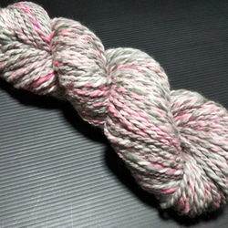 手紡ぎ毛糸　モノトーンプラス ピンク系　80ｇメリノカラーミックス 2枚目の画像