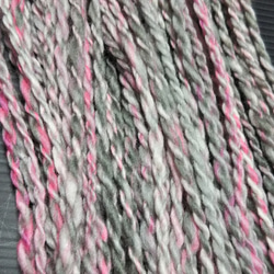 手紡ぎ毛糸　モノトーンプラス ピンク系　80ｇメリノカラーミックス 3枚目の画像