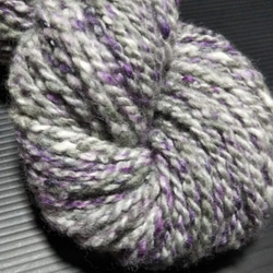 手紡ぎ毛糸　モノトーンプラス 紫系　80ｇメリノカラーミックス 1枚目の画像