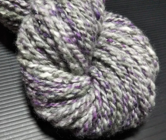 手紡ぎ毛糸　モノトーンプラス 紫系　80ｇメリノカラーミックス 1枚目の画像