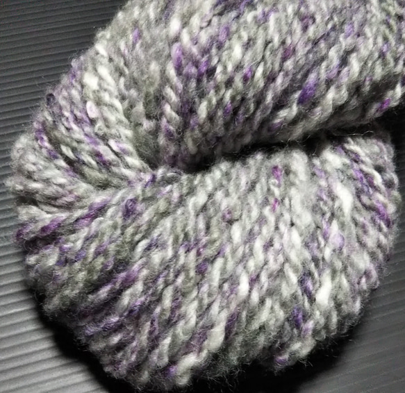 手紡ぎ毛糸　モノトーンプラス 紫系　80ｇメリノカラーミックス 2枚目の画像