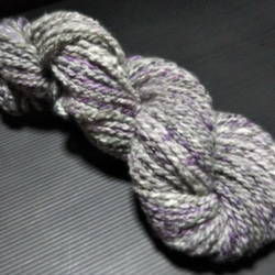 手紡ぎ毛糸　モノトーンプラス 紫系　80ｇメリノカラーミックス 3枚目の画像