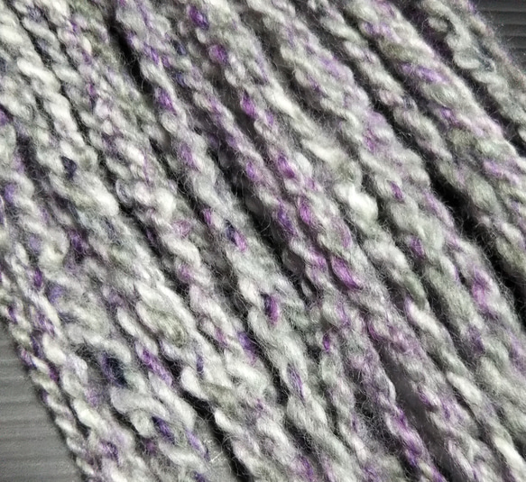 手紡ぎ毛糸　モノトーンプラス 紫系　80ｇメリノカラーミックス 4枚目の画像
