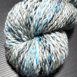 手紡ぎ毛糸　モノトーンプラス ブルー系　80ｇメリノカラーミックス 1枚目の画像