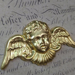 BEHOLD− 【廃番】真鍮製 天使 1個 エンジェル ゴシック アメリカ製 パーツ スタンピング ヴィンテージ風 1枚目の画像