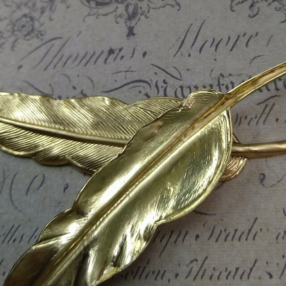 BEHOLD− 真鍮製 羽根 1個 フェザー アメリカ製 パーツ 天使 ヴィンテージ風 3枚目の画像