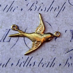 BEHOLD- 真鍮製 燕 2個 右向き ツバメ スワロー 鳥 アメリカ製 スタンピング チャーム ヴィンテージ風 1枚目の画像
