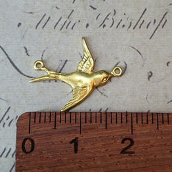 BEHOLD- 真鍮製 燕 2個 右向き ツバメ スワロー 鳥 アメリカ製 スタンピング チャーム ヴィンテージ風 3枚目の画像