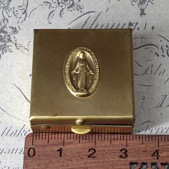 BEHOLD− 真鍮製 ピルケース S 1個 マリア メダイ 箱 ボックス キリスト教 アメリカ製 スタンピング ブラス 5枚目の画像