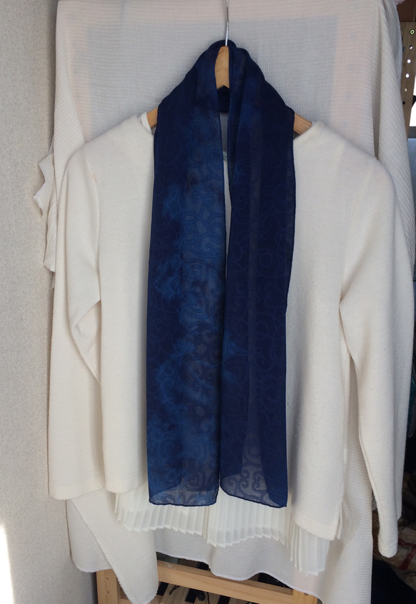 天然藍染 スカーフ  絹 2枚目の画像