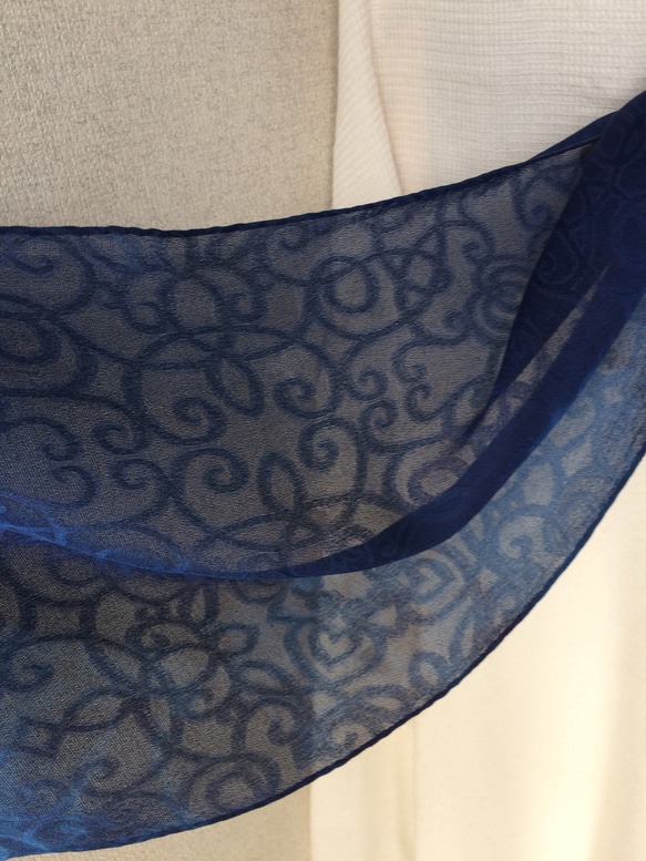 天然藍染 スカーフ  絹 3枚目の画像