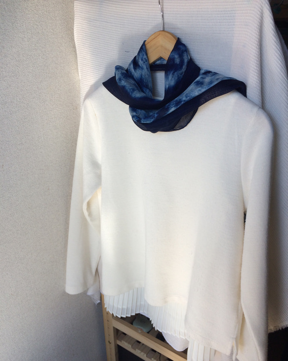 天然藍染スカーフ 絹 2枚目の画像