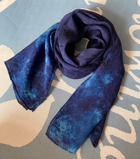 天然藍染  絹スカーフ 3枚目の画像