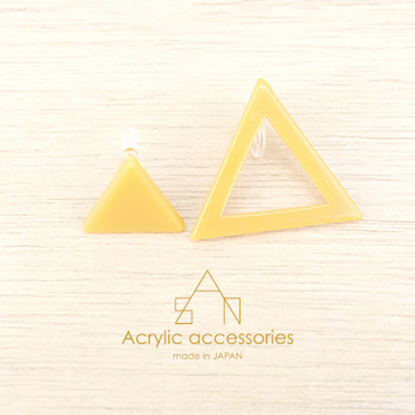 △triangle earring△mustard_金属アレルギー対応_トライアングルイヤリング 1枚目の画像