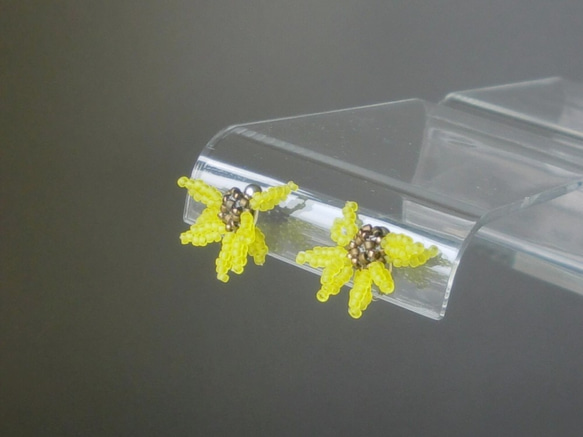 ガラスの花のイヤリング(ピアス)―向日葵 1枚目の画像