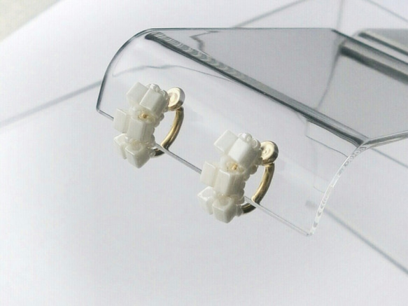 方形玻璃珠乳清乾酪耳環（耳環） 第1張的照片