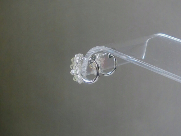 結晶+耳環（穿孔）（夜光綠）螺絲彈簧 第3張的照片