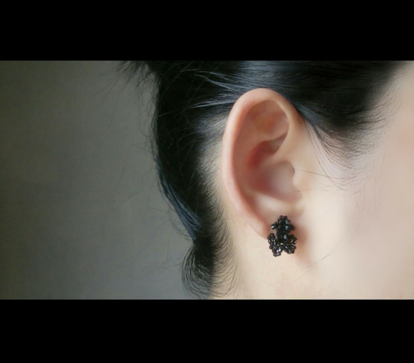 金魚耳環（黑/白）耳環 第4張的照片