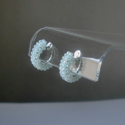 ペールブルー／ガラスの編みくるみイヤリング ピアス 2枚目の画像