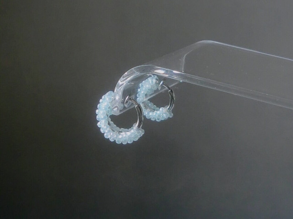 ペールブルー／ガラスの編みくるみイヤリング ピアス 1枚目の画像