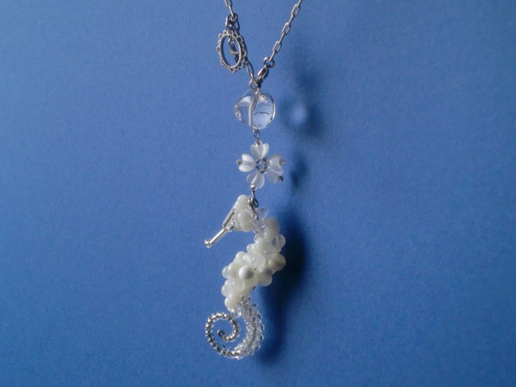 大量天然寶石的海馬吊飾【白色華麗】 第2張的照片