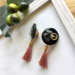 black × rose tassel earrings 2枚目の画像