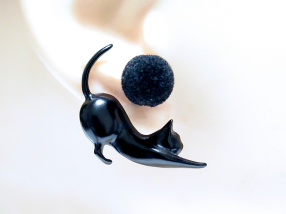 背伸びをする黒猫のピアス＆イヤリング 1枚目の画像