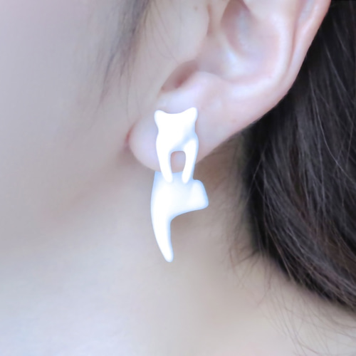 猫がたるんと耳にぶら下がるピアス&イヤリング ピアス（スタッド