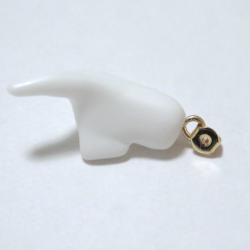 猫がたるんと耳にぶら下がるピアス&イヤリング ピアス（スタッド・一粒 