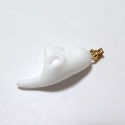 猫がたるんと耳にぶら下がるピアス&イヤリング ピアス（スタッド・一粒 