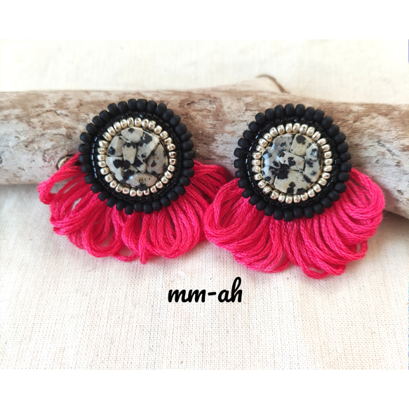 再販♡3 ダルメシアンBLACK刺繍＊ループフリンジピアス＊ピンク 1枚目の画像